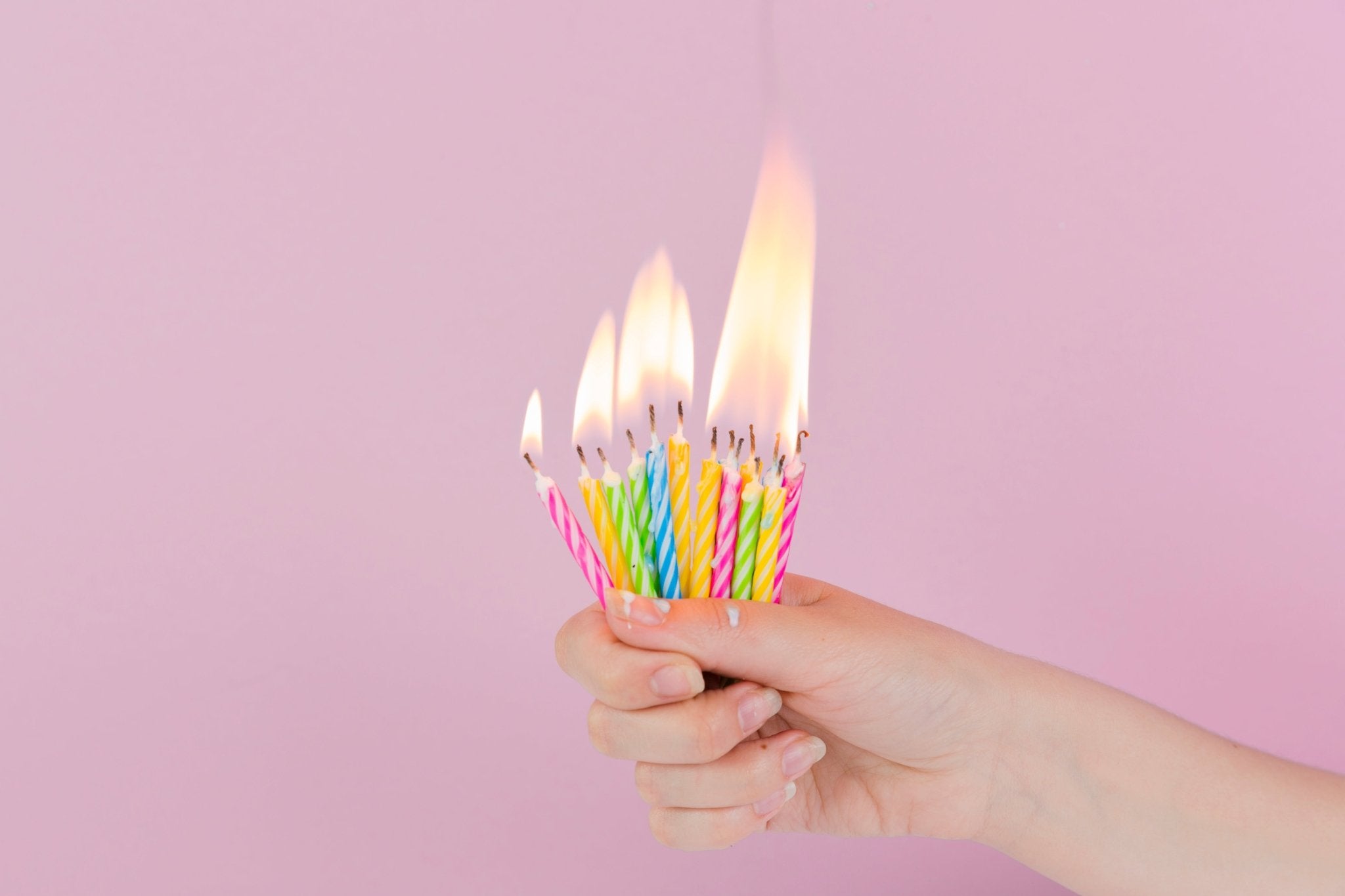 La Tradición de Soplar las Velas en los Cumpleaños: Historia y Significado - Mis Globos