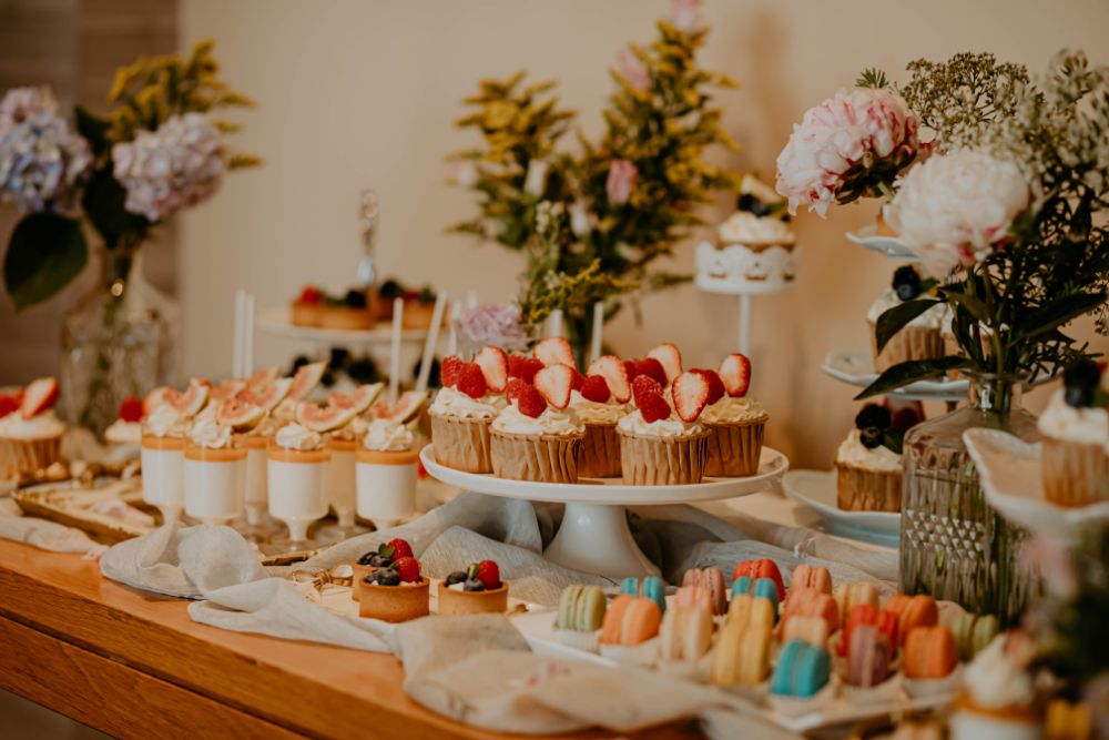 Mesas dulces, una tendencia deliciosa en eventos empresariales - Mis Globos