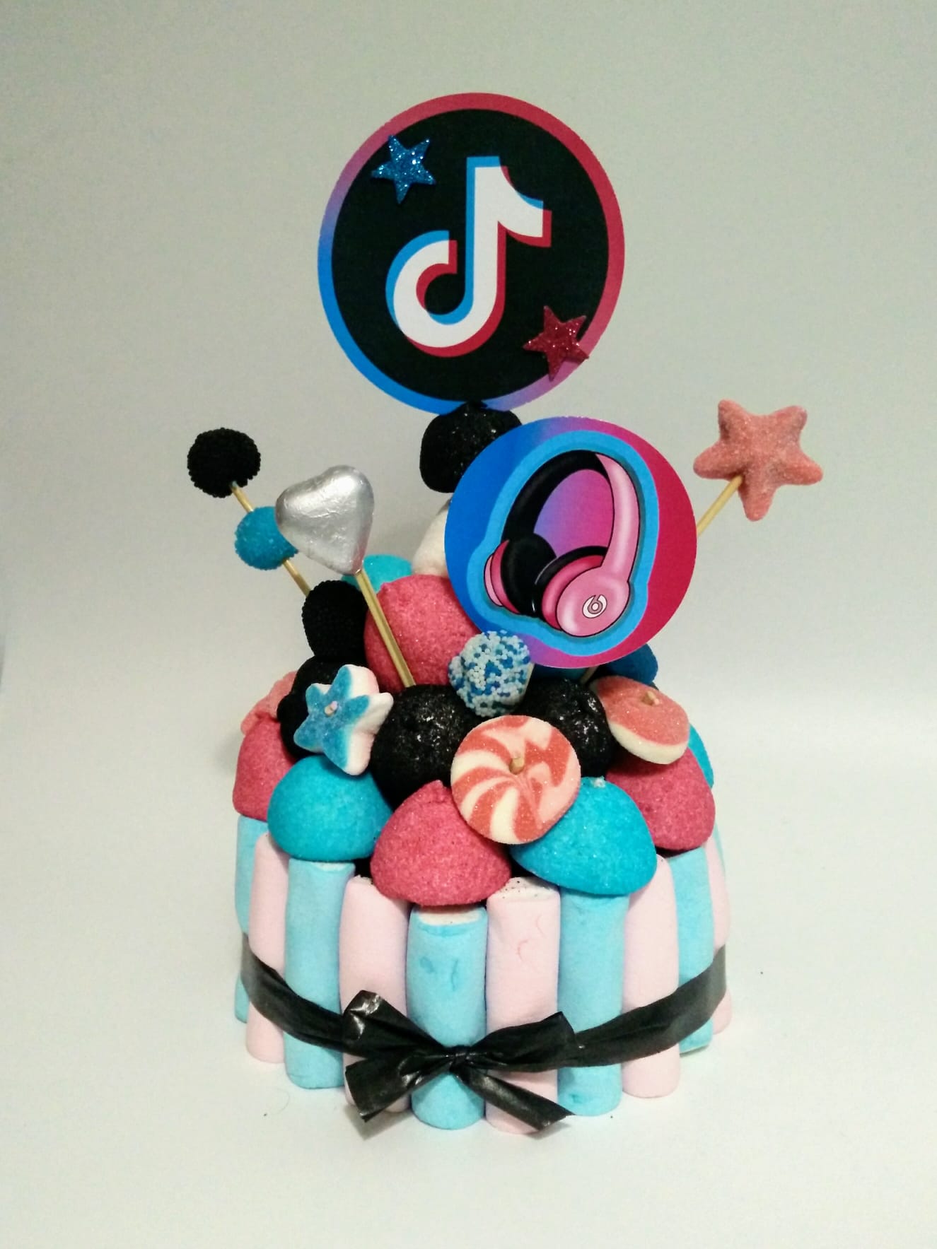 Tarta de chuches Tik Tok - Mis Globos