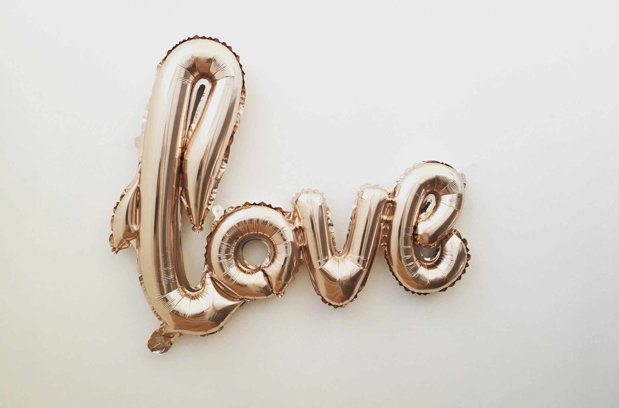 Crea un ambiente romántico con globos decorativos este San Valentín - Mis Globos