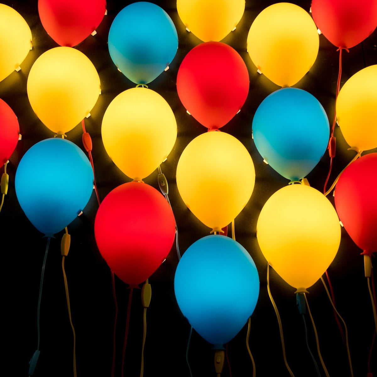 a decoración con globos es muy utilizada en infinidad de celebraciones y  eventos, ya que aportan color, vistosidad y o…