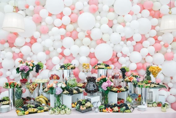 Llena de globos decorativos tu boda con los colores de la temporada - Mis Globos