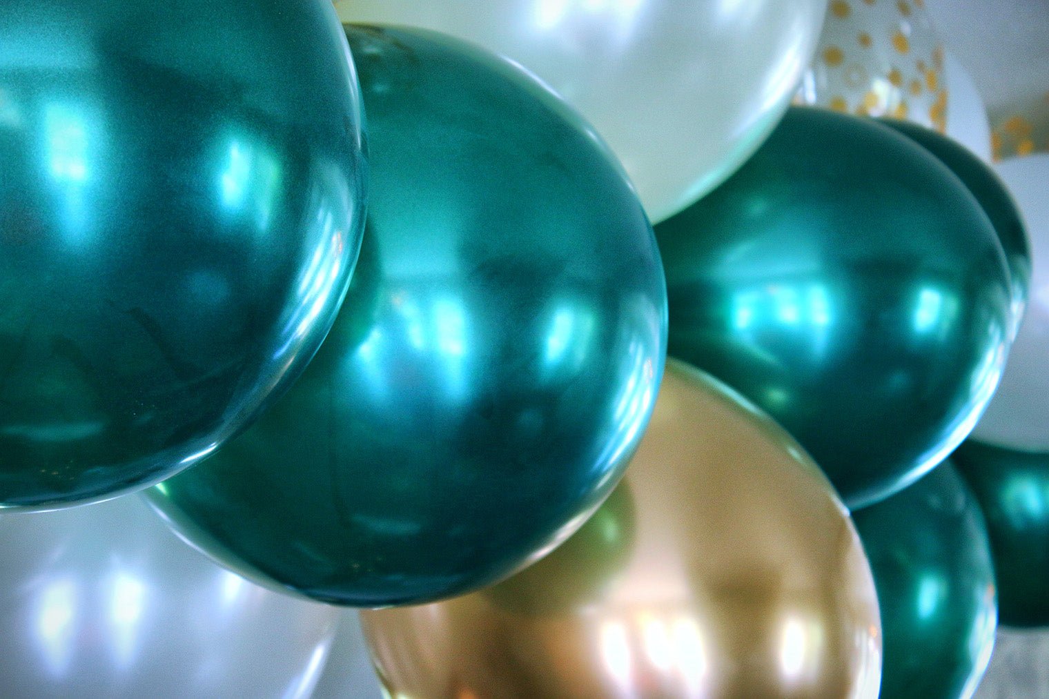 ¿Por qué los globos decorativos hacen ruido cuando explotan? - Mis Globos