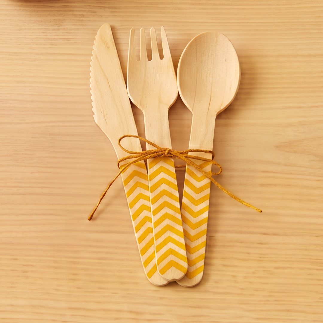 Set de cubiertos de madera amarillo | 18 piezas