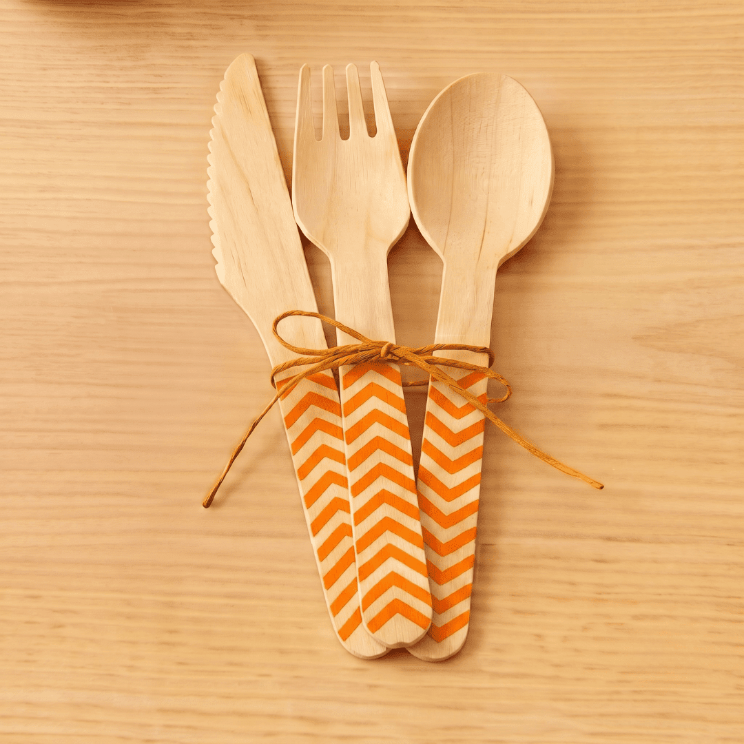Set de cubiertos de madera naranja | 18 piezas