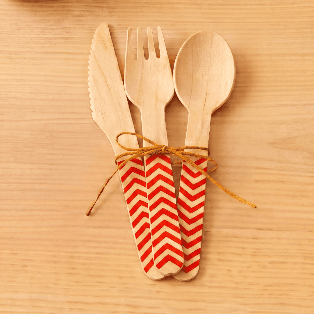 Set de cubiertos de madera rojo | 18 piezas
