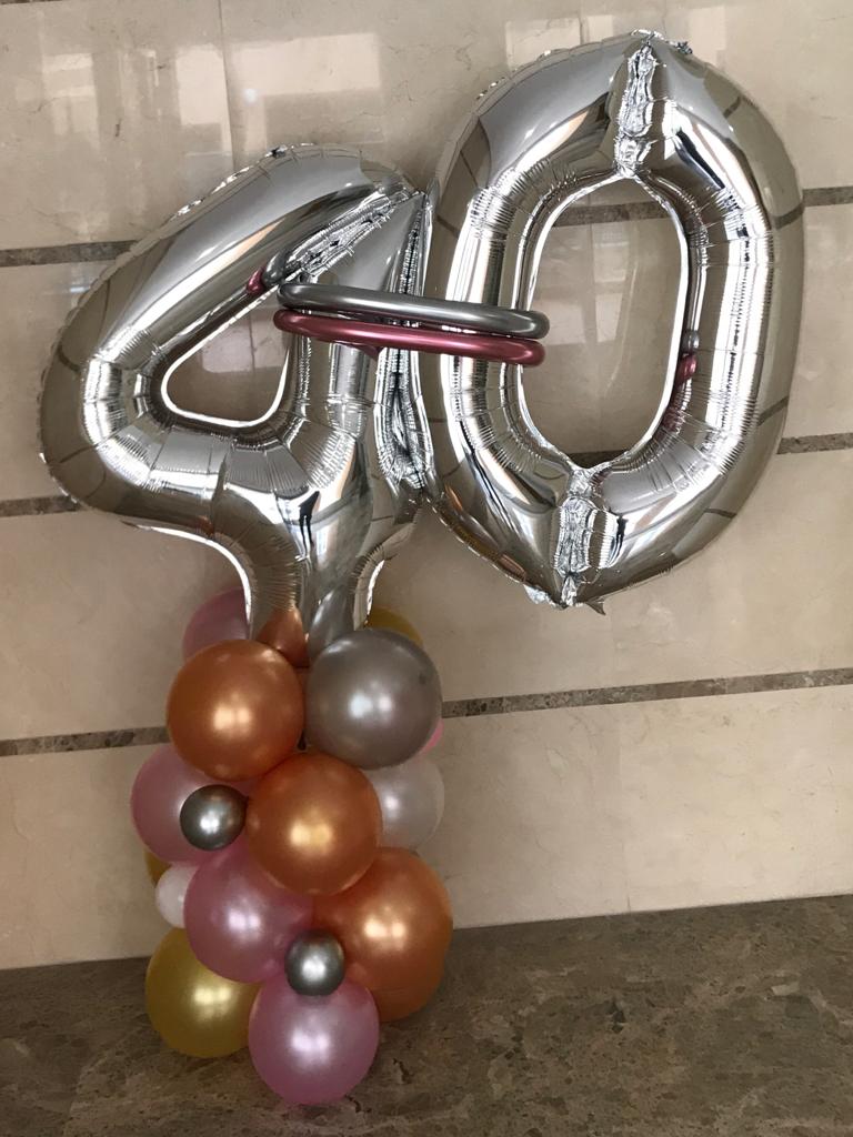 Ramo de globos con números en columna